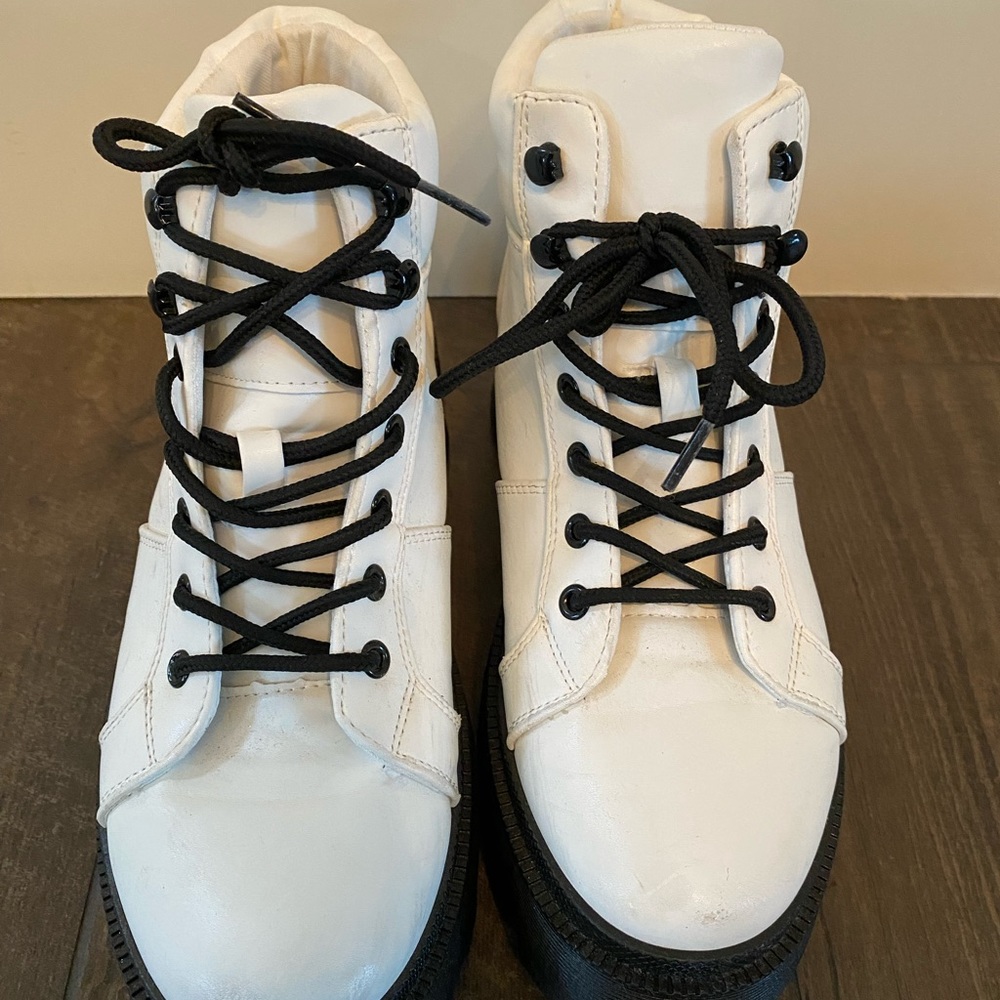 Forever 21 Lace up Boots White Size 9 women’s